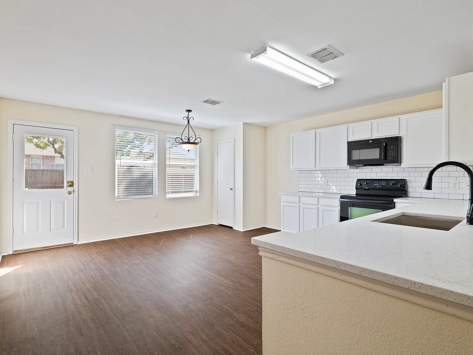 3 bed, 1640 sqft, $2,300 — Photo 4