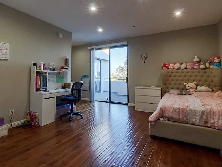 326 Westminster Ave #Penthouse 404 — Photo 23