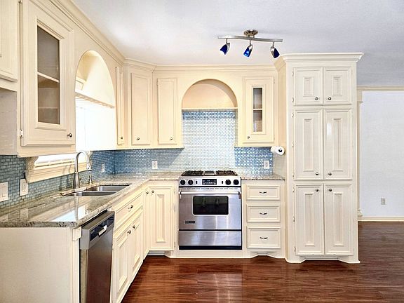 5th image of 828 E 39th St