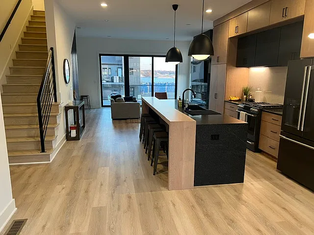 4 bed, 3.5 bath, 2300 sqft, $4,500 — Photo 2
