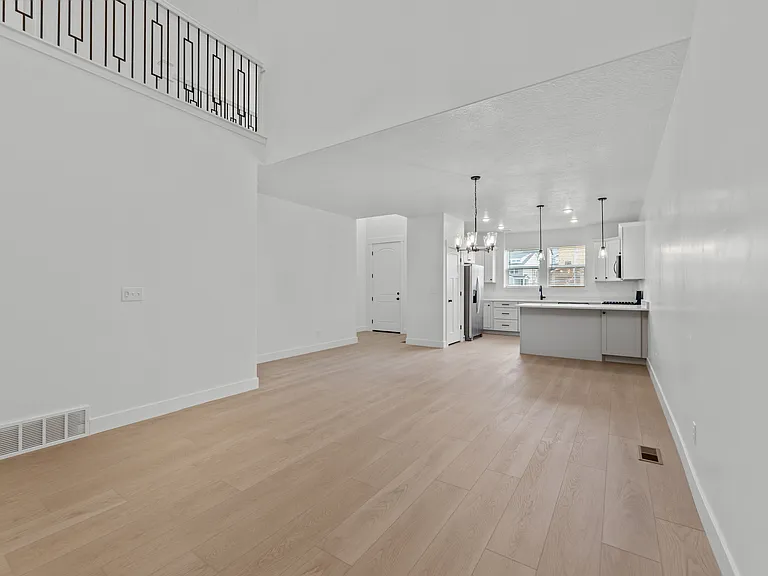 1475 W Skyline Dr — Photo 4