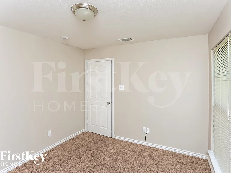 623 Hilton Dr — Photo 10