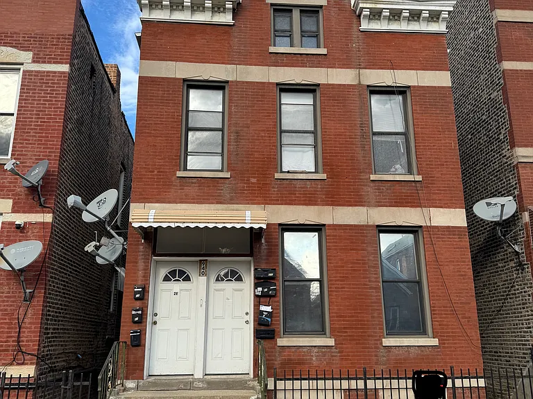 940 W 31st Pl #1R — Photo 1