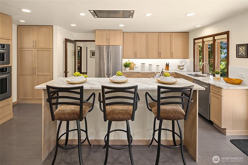 5th image of 6815 E Mercer Way