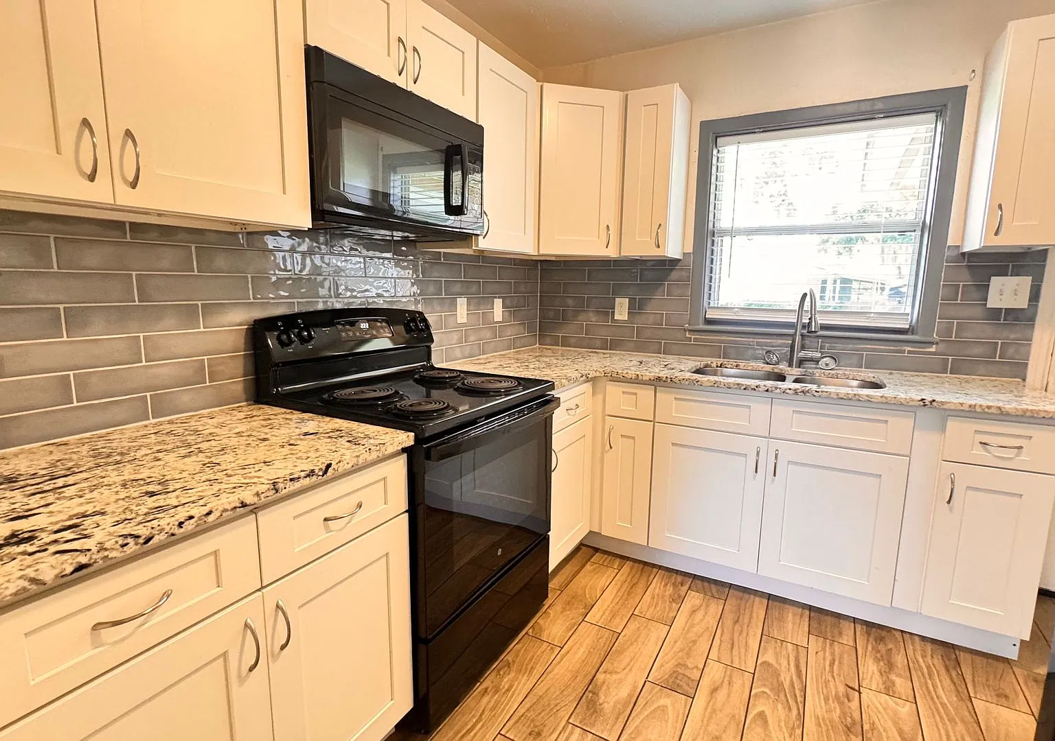 Spacious 2-Bedroom Duplex Home with Washer & Dryer, and Lawn Care Included! — Photo 3