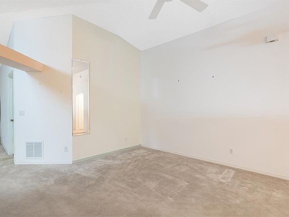 5th image of 1009 E 13th Sq