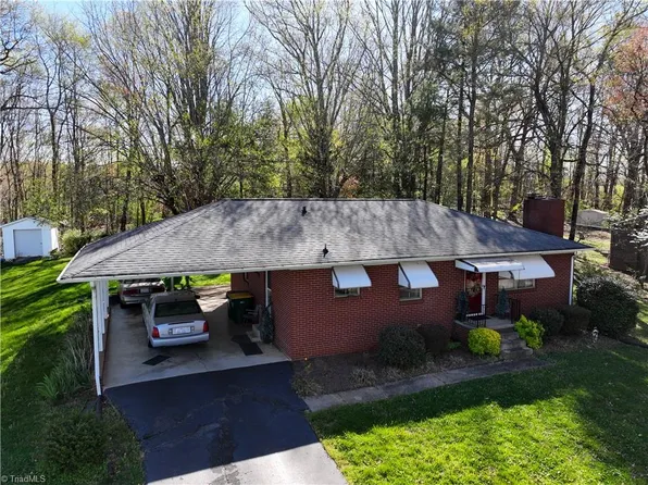 216 Crestwood Dr, Pilot Mountain, NC 27041