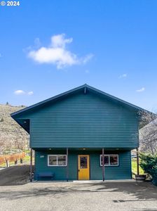 599 S Highway 197, Maupin, OR, 97037