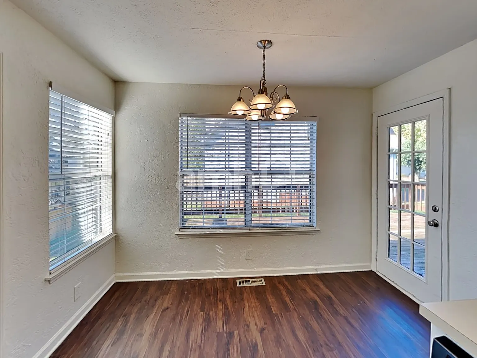3 bed, 2.0 bath, 2121 sqft, $2,605 — Photo 4