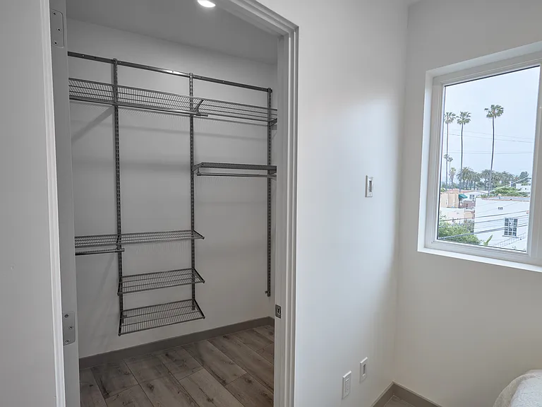 2929 S La Brea Ave — Photo 36
