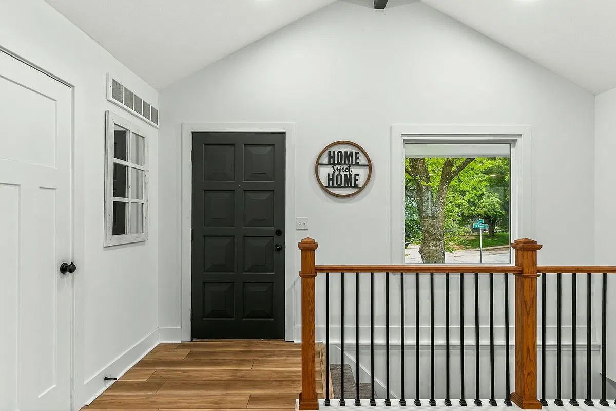 3 bed, 2.5 bath, 2026 sqft, $2,600 — Photo 2