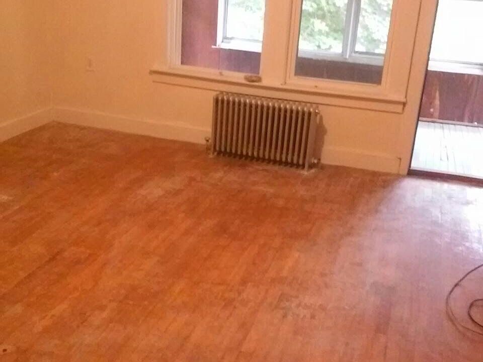 Bedroom w 3 season porch