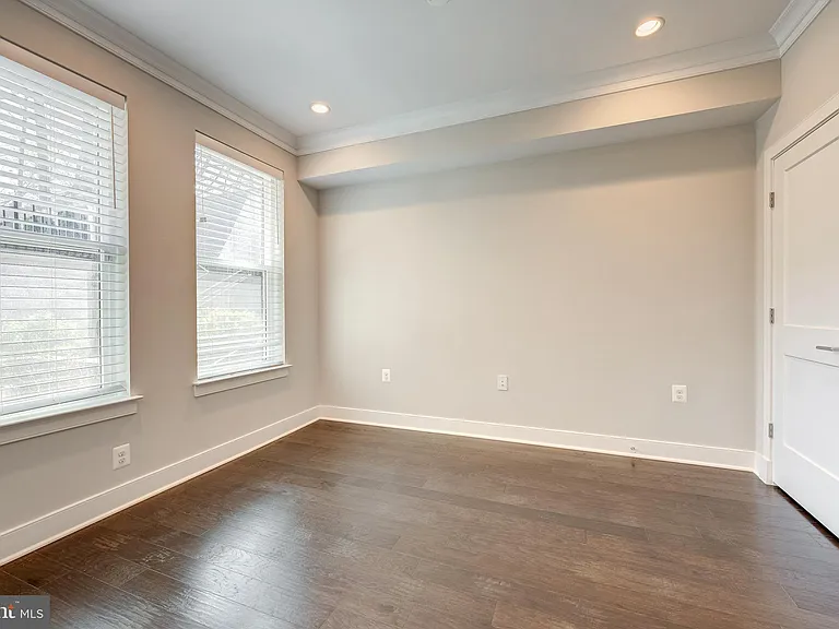 10326 Grosvenor Pl — Photo 23
