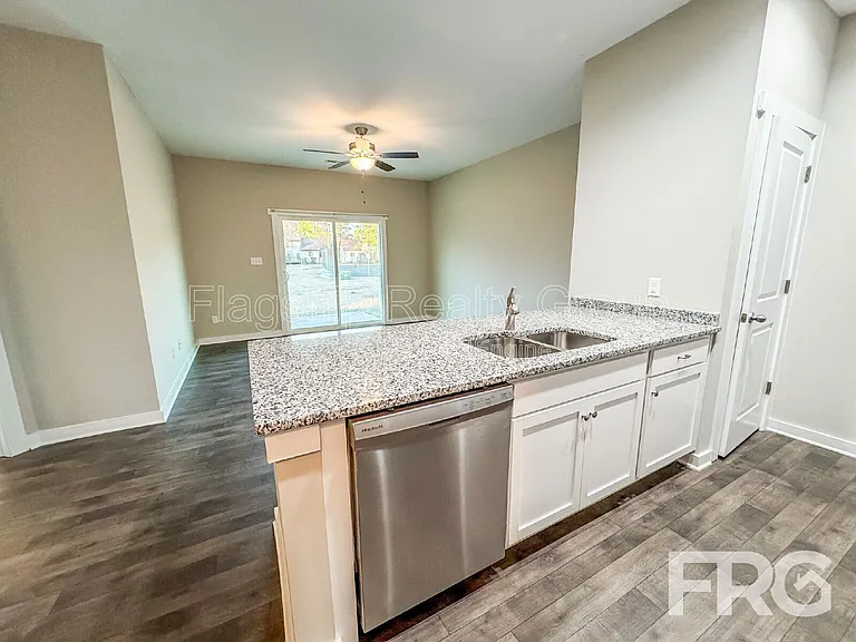 1400 S Taylor St — Photo 13