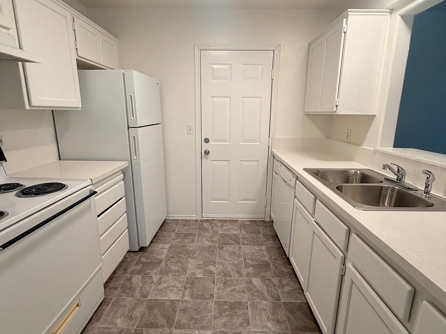 2 bed, 1.5 bath, 900 sqft, $1,800 — Photo 3