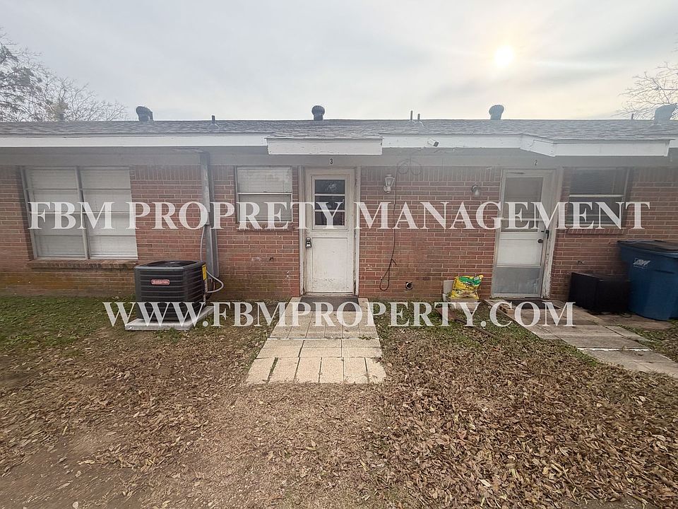 1st image of 300 E San Saba St #3