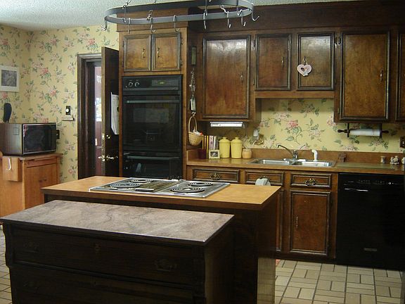 Large Kitchen w/ Island