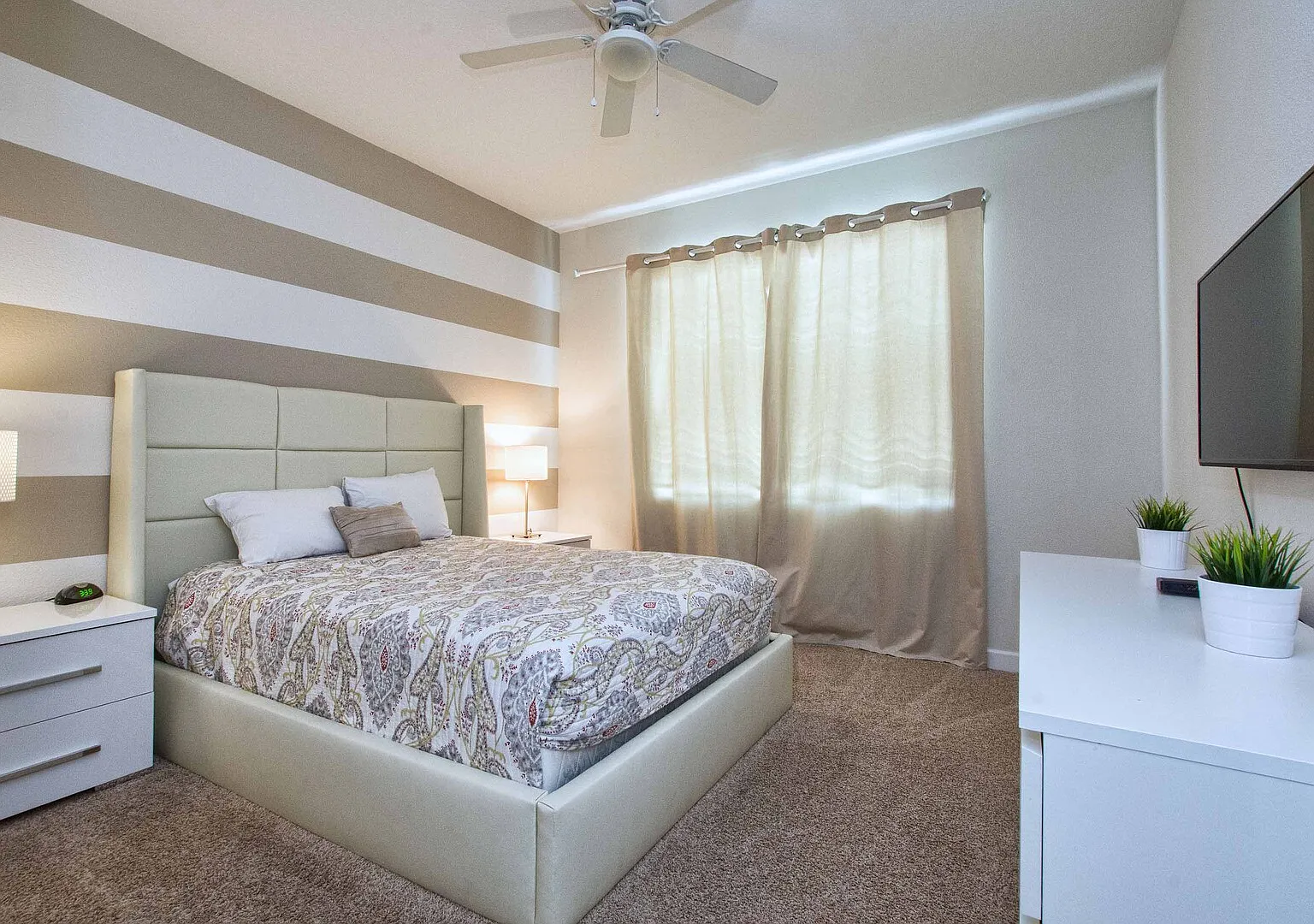 Spacious 6 Bed Home with Pool in Storey Lake — Photo 4