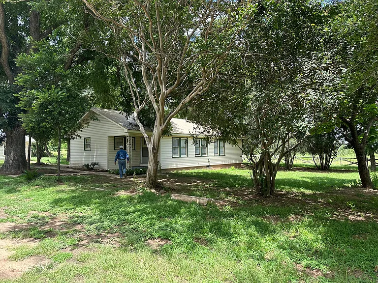 4764 W US Highway 79 — Photo 3
