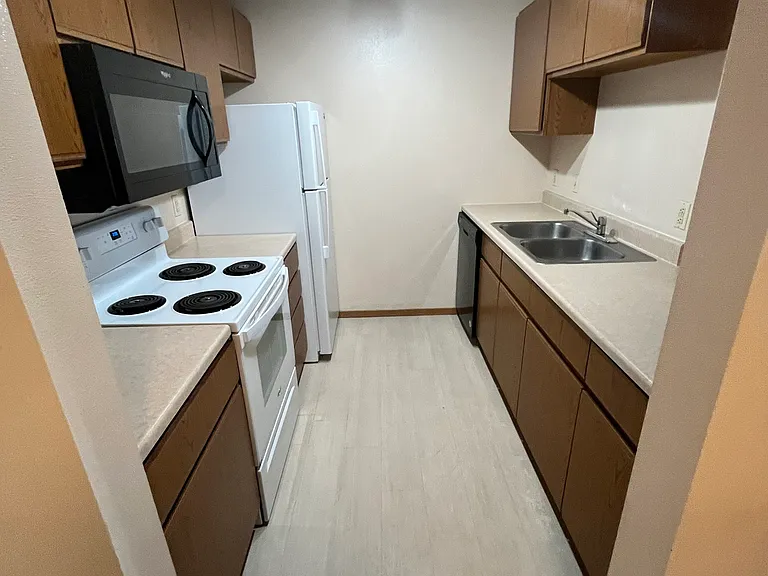 Bennington Hill Apartments — Photo 46