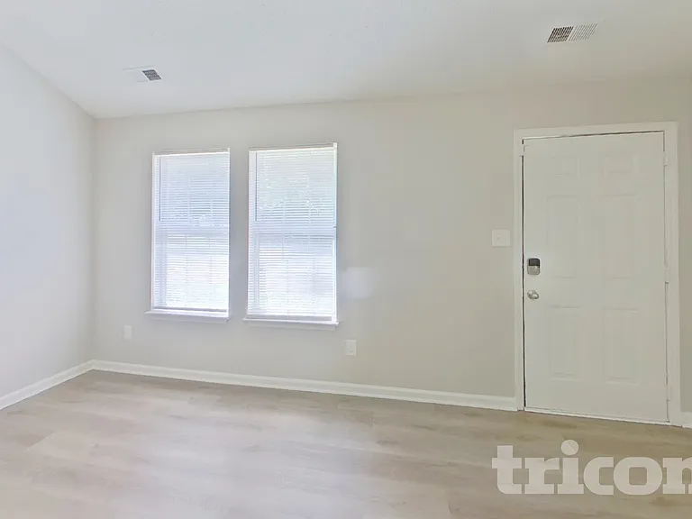 212 Cottonwood Park Dr — Photo 2