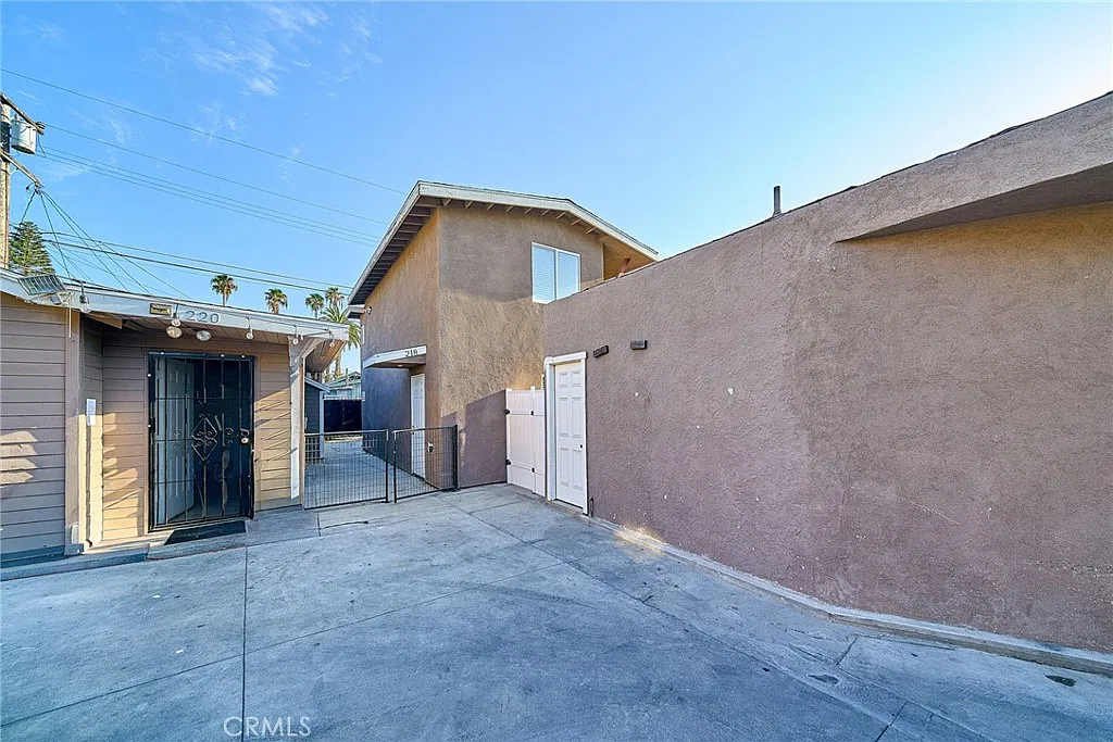 3 bed, 900 sqft, $2,680 — Photo 2