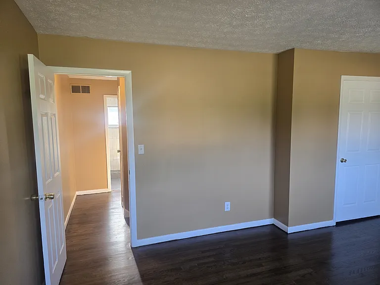 5068 Hendron Rd — Photo 15