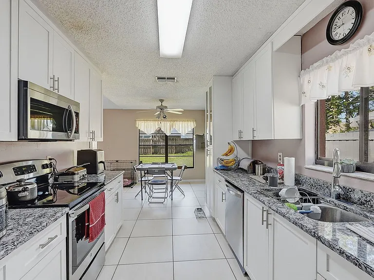 15846 Country Lake Dr — Photo 25