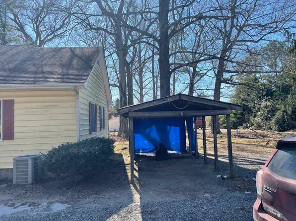 404 Gilbert St #15, Kilmarnock, VA 22482