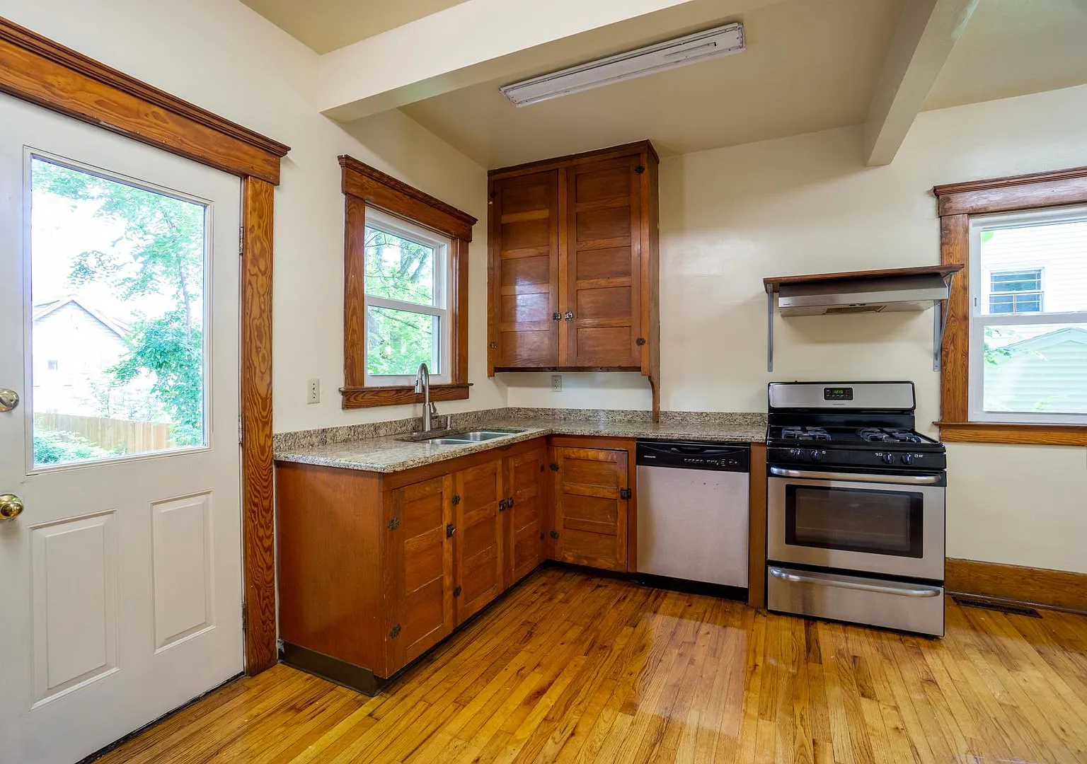 225 Lennox Pl - Available 8/1/27 - Spacious Three Floor Single Family Home — Photo 3