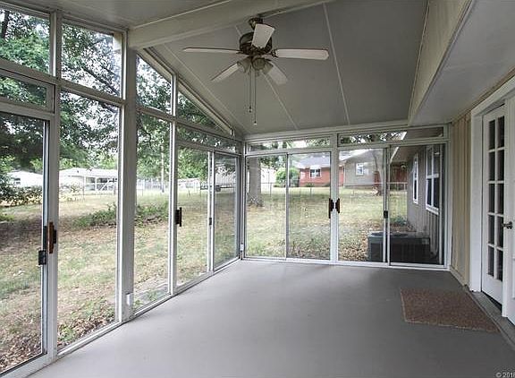 4th image of 910 N Skyline Dr