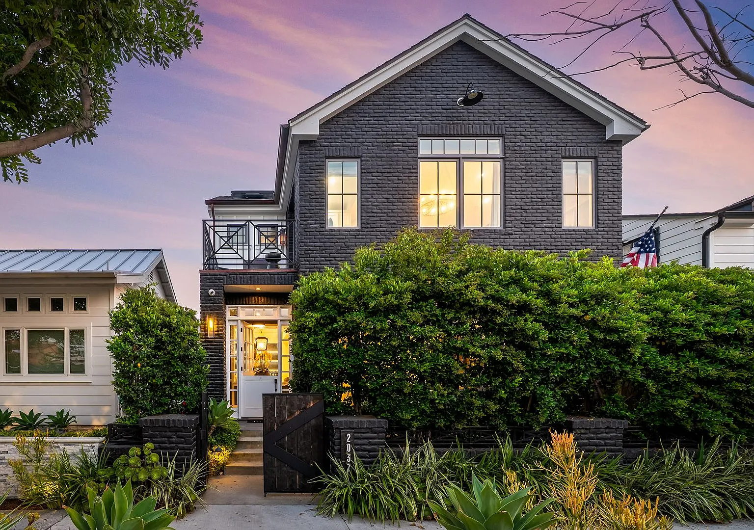 Custom Built 4 Bedroom Peninsula Point Home - Indoor/Outdoor Rooftop Deck! — Photo 4