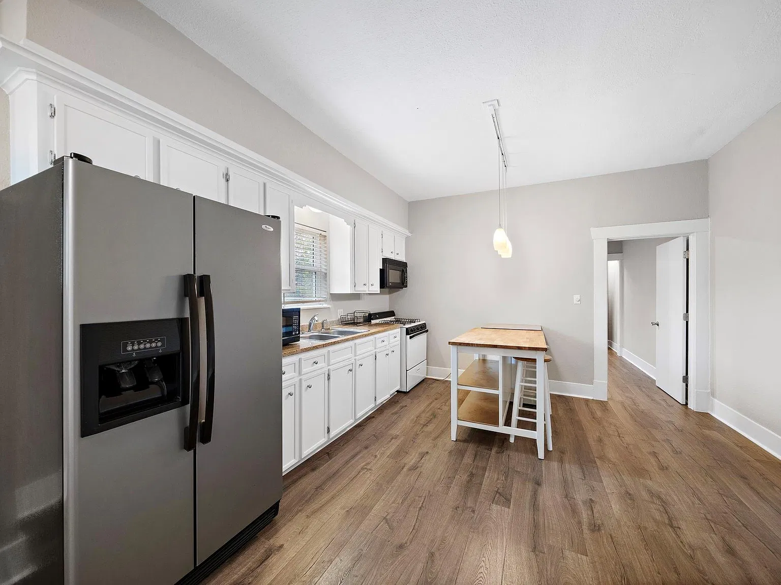 1 bed, 1.0 bath, 652 sqft, $1,095 — Photo 3