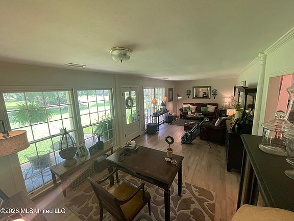 5th image of 401 Pine Dr