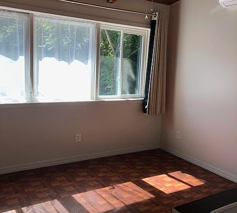 Living/bedroom/kitchenette