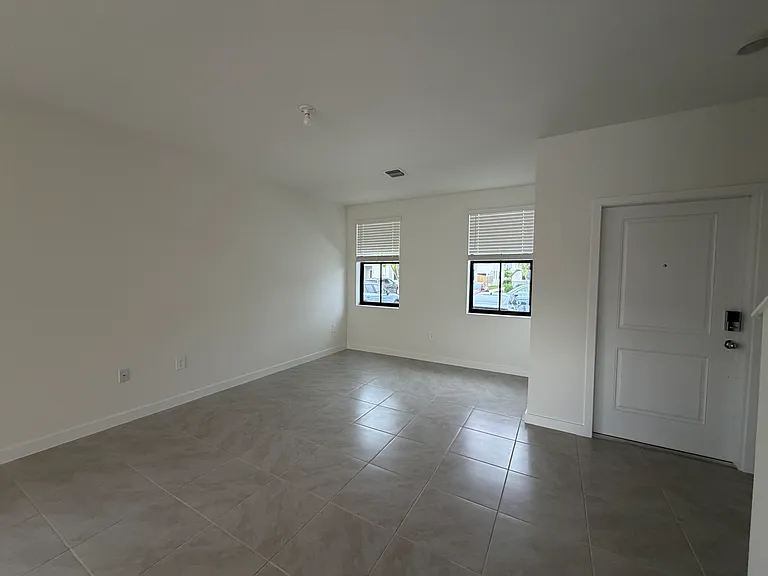 1432 NE 4th Ave — Photo 9