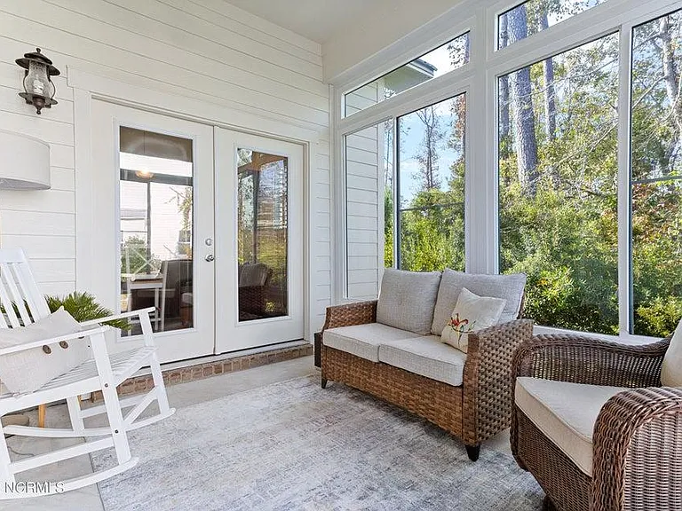 1912 Fernwood Way — Photo 19