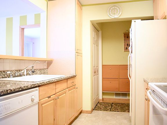 5th image of 663 Darien Ct