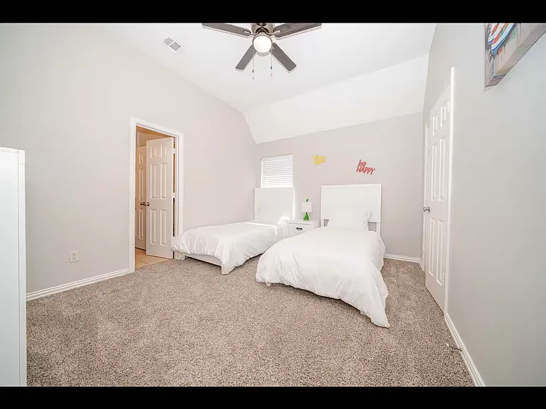 801 Paisley Ln — Photo 7