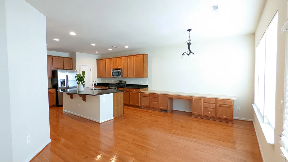 Family room - Kitchen - 44008 Etna Ter