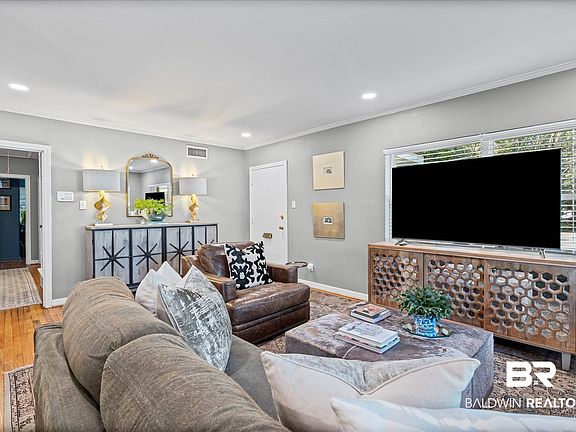 4th image of 2103 Upham Pl