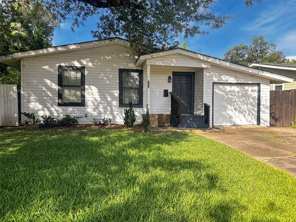306 Azalea St, Lake Jackson, TX 77566