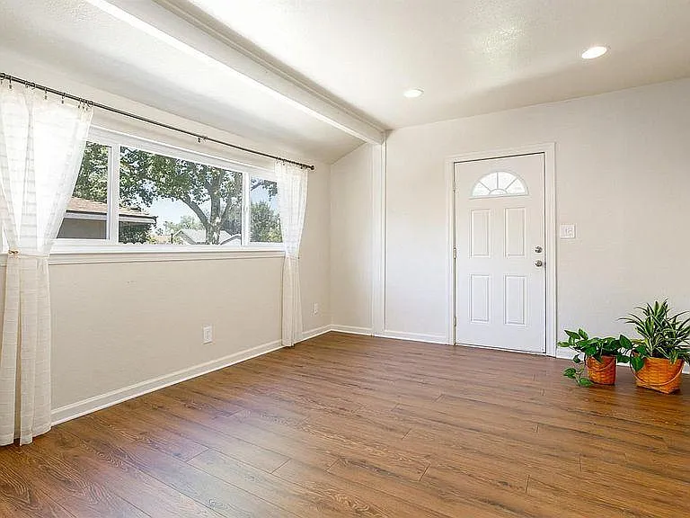 50 10th Ave — Photo 3