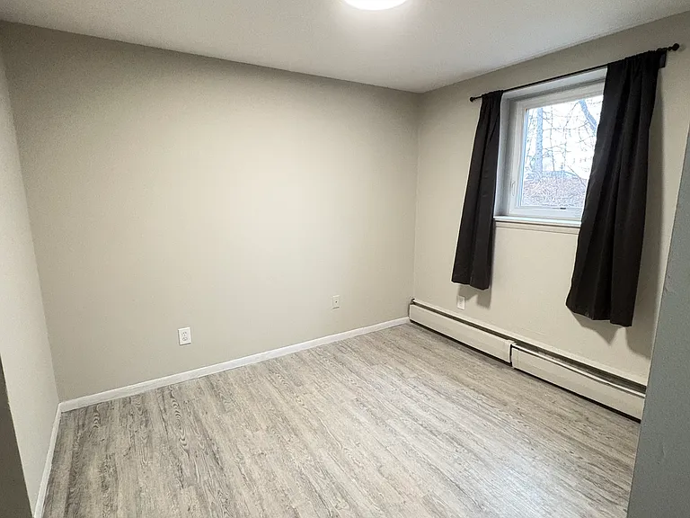 322 Dean Ave E — Photo 5