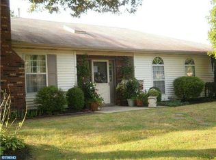 10 Lake View Ter, Columbus, NJ 08022