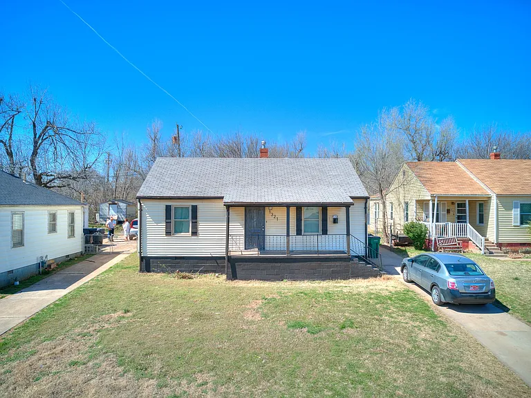 1321 Bellevidere Dr — Photo 1