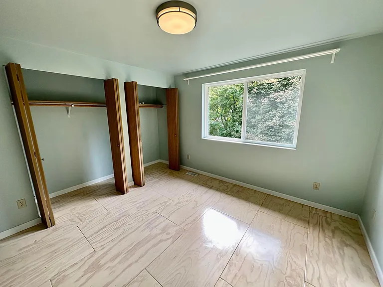 primary/bedroom #1 w/ ensuite bathroom
