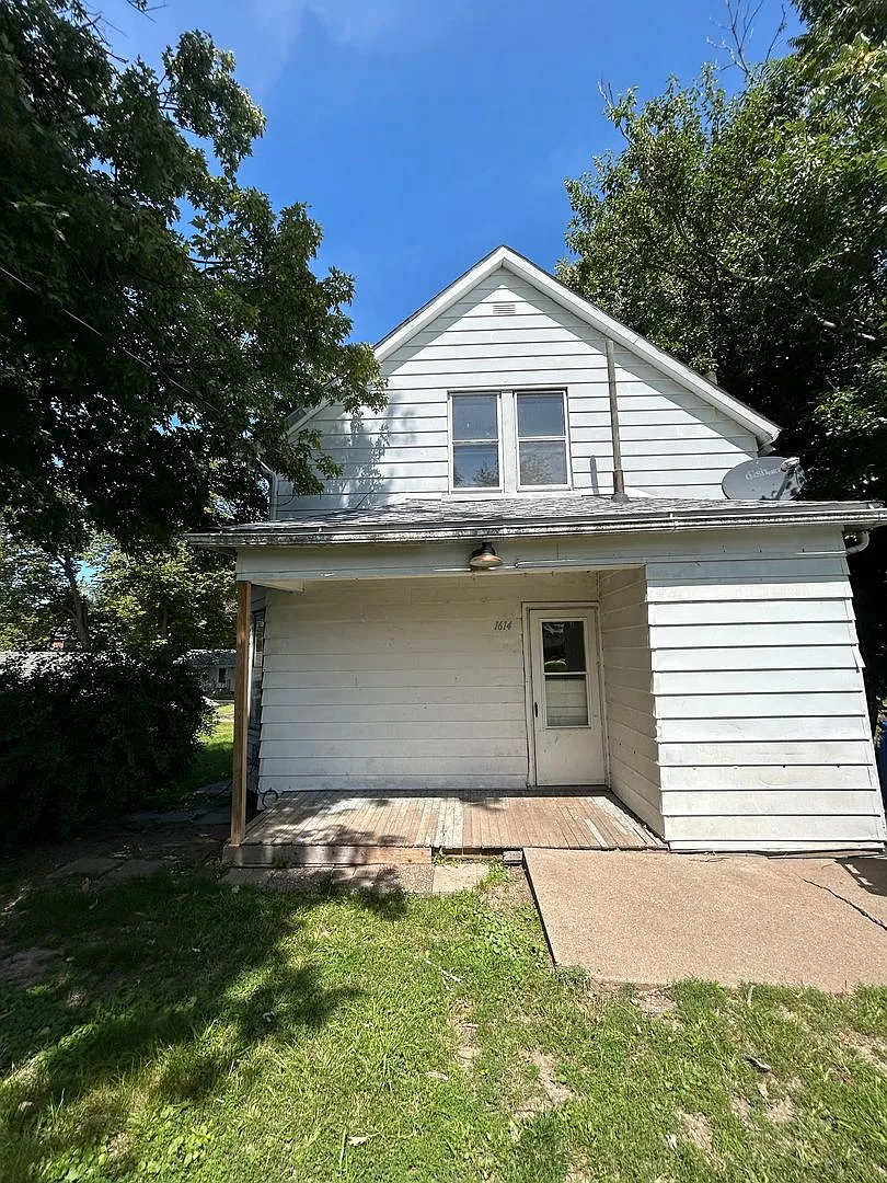 2 Bedroom, 1 Bath Home for Rent in Moline, IL — Photo 2