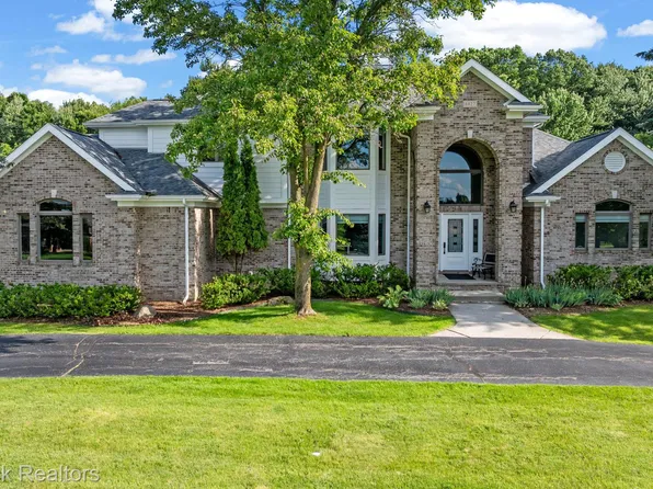 6827 Strawberry Ln, Clarkston, MI 48348