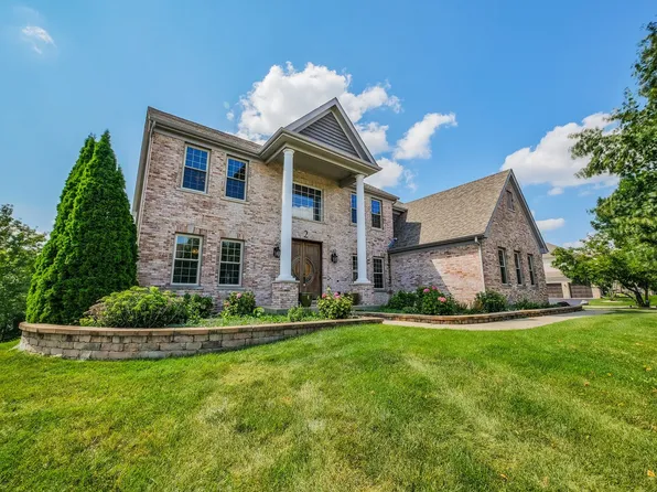 2 Twelve Lakes Ct, Lake In The Hills, IL 60156